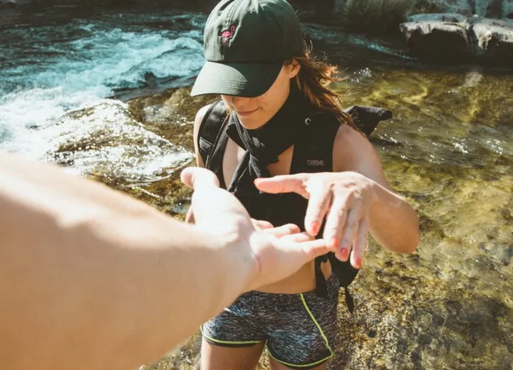 Osoba siedząca samotnie w skupieniu, w atmosferze wyciszenia i namysłu.