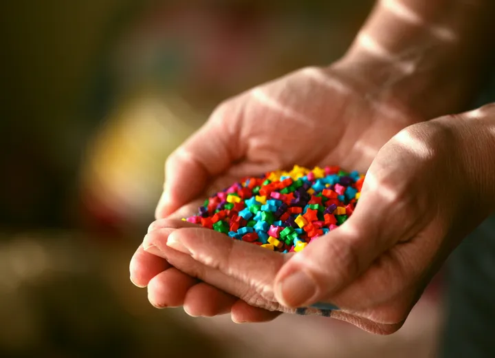 kolorowe klocki w dłoni