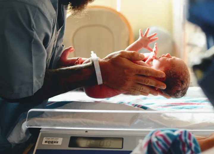 Zespół medyczny przy wspólnej rozmowie i współpracy.