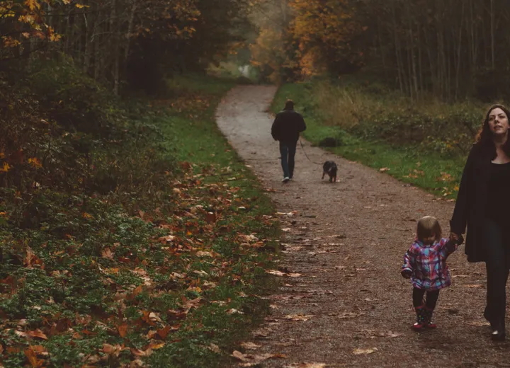 Rodzina spędzająca wspólnie czas przy stole, w swobodnej relacji.