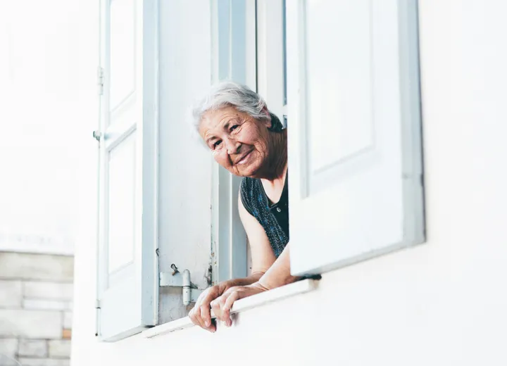 Dłonie starszych osób trzymające się nawzajem w geście wsparcia.