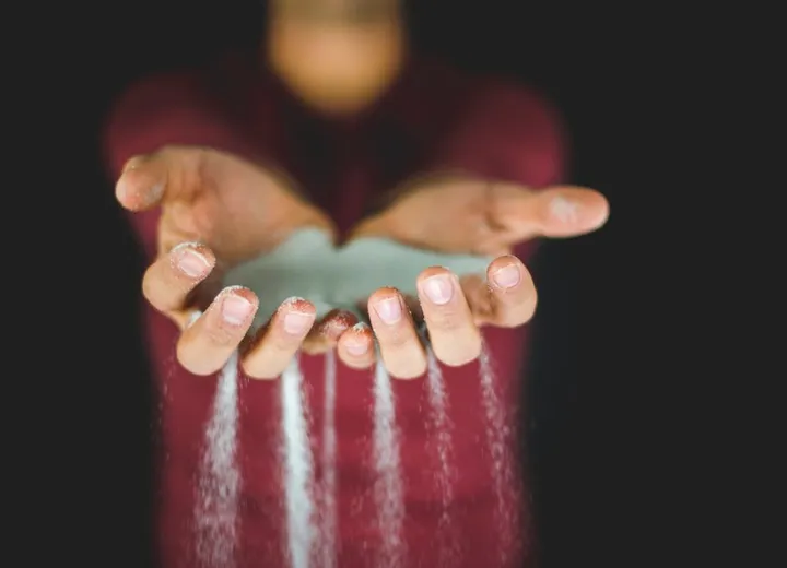 Dwie osoby w krótkiej, uważnej rozmowie przy stole.