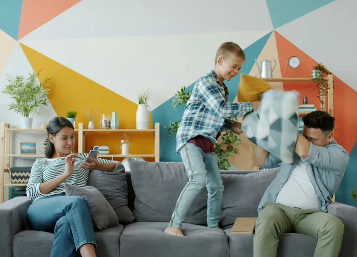 Rodzic z dzieckiem w codziennej sytuacji, podkreślający bliskość i wsparcie.