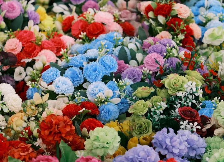 Para siedząca blisko siebie.