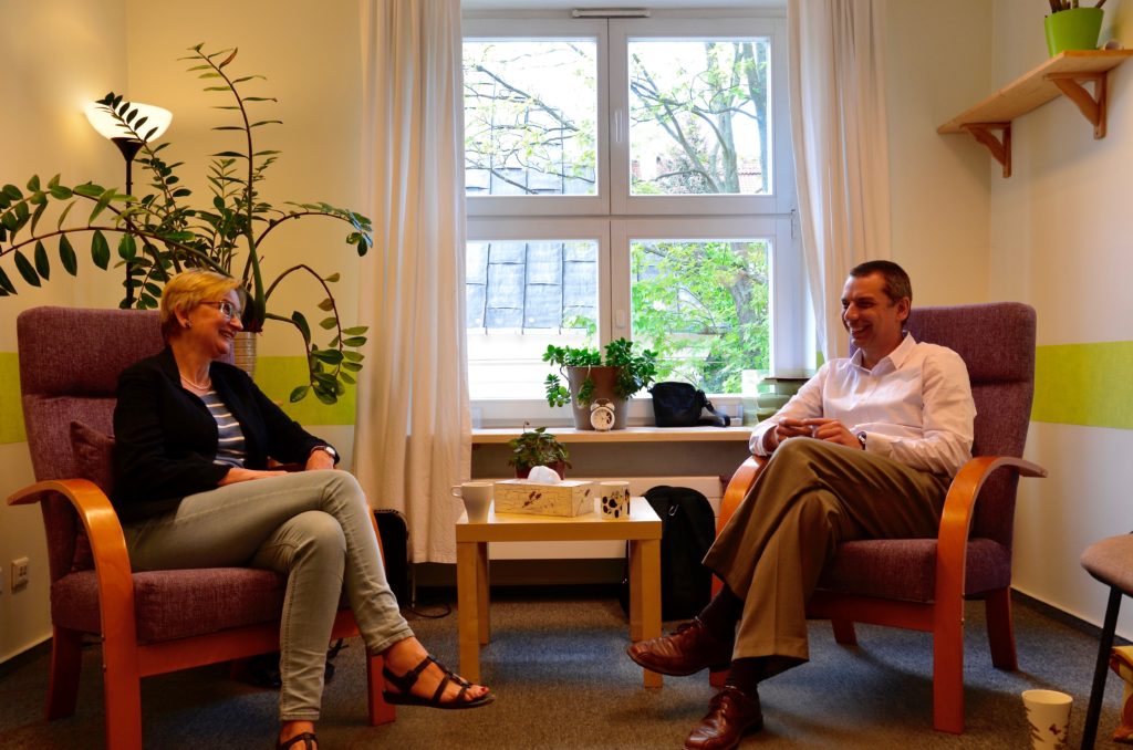 Sala ze spotkania grupowego w ciepłym, spokojnym świetle.